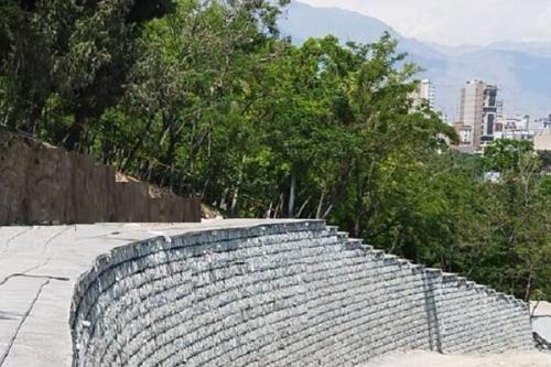 ایمن سازی باغ راه فدک با راه اندازی دیوار سنگی